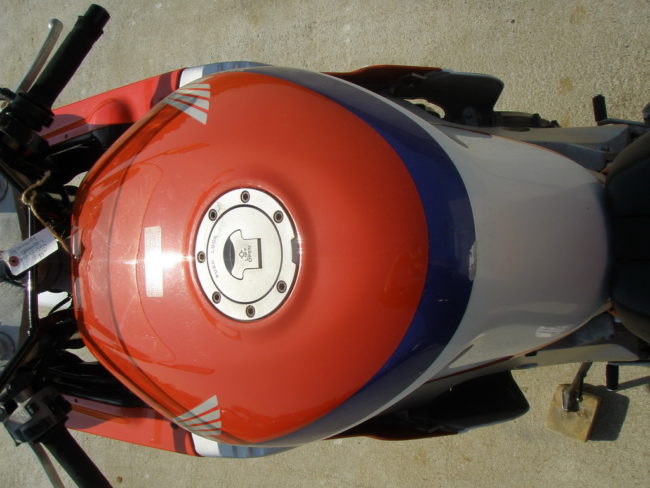 Заливная горловина топливного бака спортивного мотоцикла Honda CBR400RR
