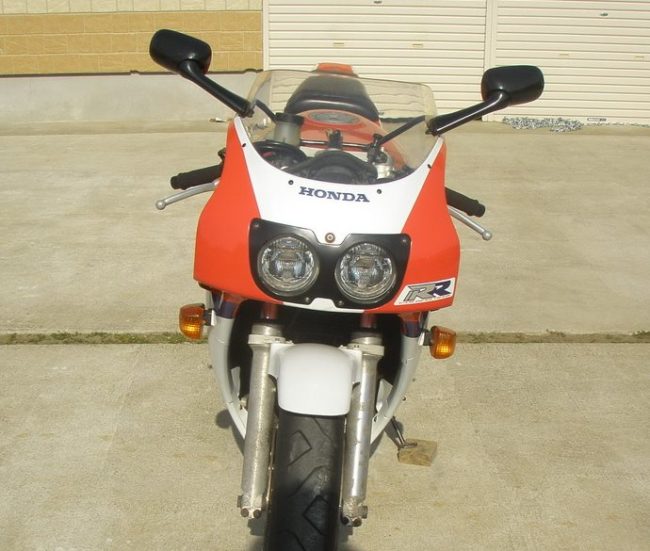 Две круглые фары в переднем обтекателе мотоцикла Honda CBR400RR babyblade