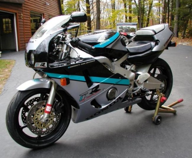 Серебристый мотоцикл Honda CBR400RR с дисковыми гидравлическими тормозами
