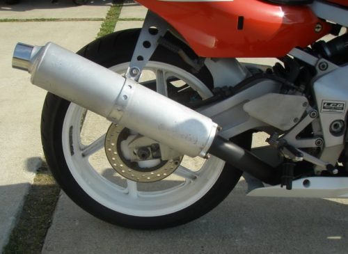 Стоковый глушитель над задним тормозным диском мотоцикла Honda CBR400RR
