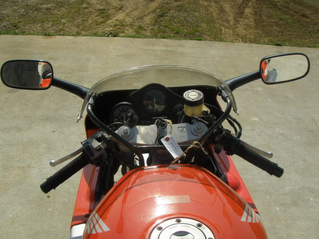 Низкий руль и зеркала заднего вида на спортивном байке Honda CBR400RR