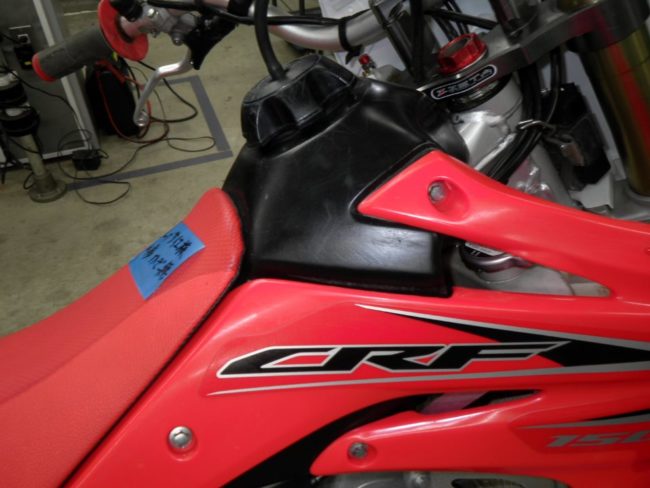 Пробка на заливной горловине бензобака мотоцикла кросс-класса Honda CRF150R