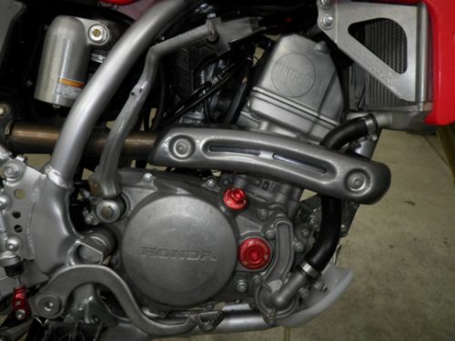 Одноцилиндровый мотор на мотоцикле Honda CRF150R японского производства