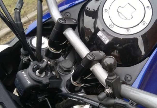 Ключ в замке зажигания японского мотоцикла Honda Varadero XL 1000 V 
