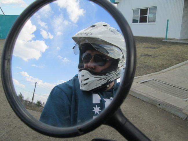 Отражение пилота в зеркале заднего вида на мотоцикле Honda Varadero XL 1000 V