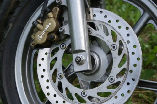 Дисковый тормоз на переднем колесе байка Honda CB 500