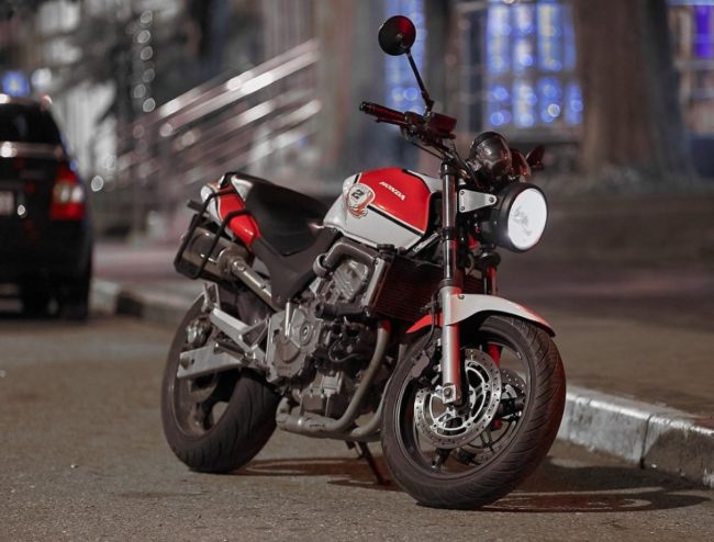 Включенный ближний свет в передней фаре дорожного байка Honda CB600