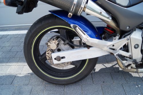 Гидравлический тормоз на заднем колесе байка Honda CB600