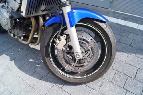 Переднее колесо с дисковым тормозом на мотоцикле Honda CB600