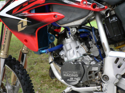 Двухтактный двигатель с жидкостным охлаждением на байке Honda CR85
