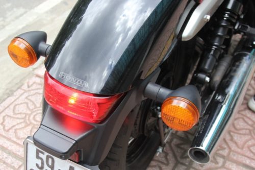 Задний фонарь габаритов и стопа на крыле мотоцикла Honda Shadow 750
