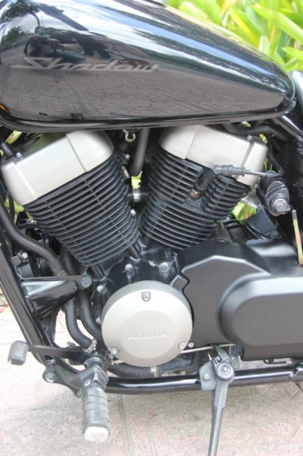 Двухцилиндровый двигатель на мотоцикле круизерного класса Honda Shadow 750