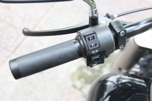 Кнопки включения света на рукоятке руля японского байка Honda Shadow 750