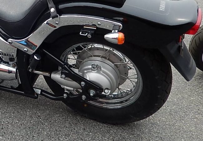 Заднее колесо с карданным приводом на байке Yamaha Drag Star 400 японского производства
