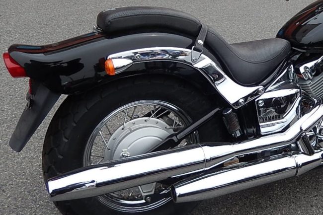 Плавный изгиб сидения вдоль заднего крыла на мотоцикле Yamaha Drag Star 400