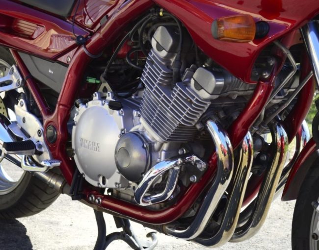 Четырехцилиндровый двигатель с воздушным охлаждением на мотоцикле Yamaha XJ 900 S Diversion