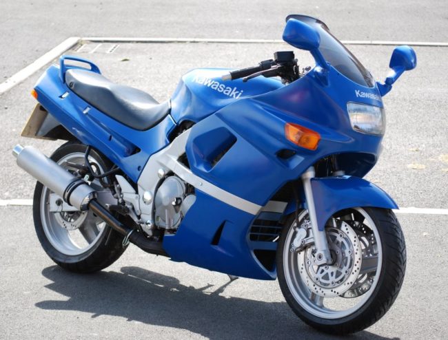 Фото популярного спорт-турист-байка Kawasaki ZZR 400 синего цвета