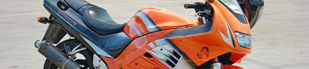 Suzuki RF 400 в оранжевом цвете вид сбоку вблизи