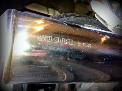 Хромированная поверхность родного глушителя на японском байке Suzuki RF 400