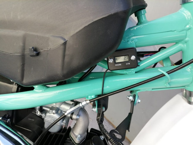 Цифровой датчик моторесурса на под топливным баком мотоцикла BSE MX 125