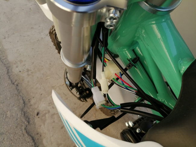 Открытая проводка с клеммами на зеленой раме питбайк BSE MX 125