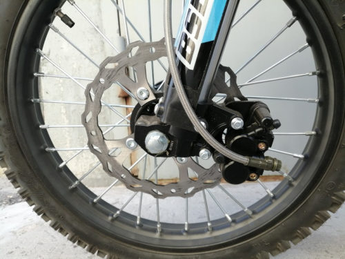 Дисковый тормоз на переднем колесе мотоцикла BSE MX 125