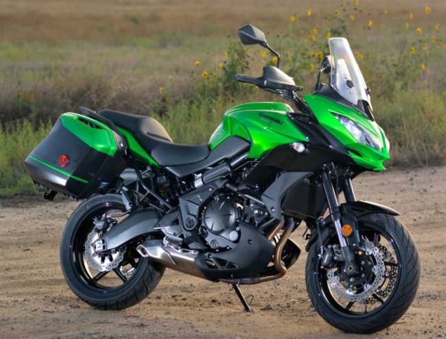 Черно-зеленая окраска мотоцикла Kawasaki Versys 650 с боковыми кофрами
