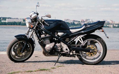Черный мотоцикл Suzuki GSF400 Bandit японского производства
