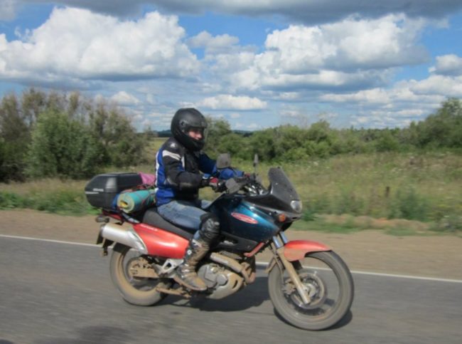Удобная посадка высокого мотоциклиста на байке Suzuki XF 650 Freewind
