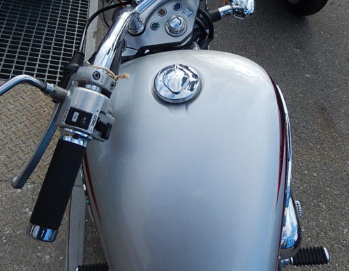 Заливная горловина с хромированной крышкой на бензобаке мотоцикла Honda STEED 400