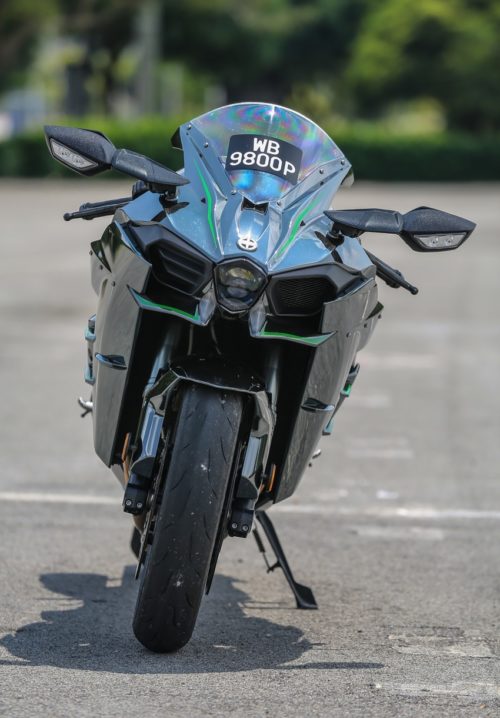 Небольшая фара головного света в переднем обтекателе мотоцикла Kawasaki Ninja H2R