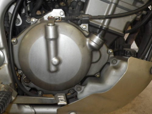 Крышка сцепления на двигателе мотоцикла Kawasaki KLE 250 класса тур-эндуро