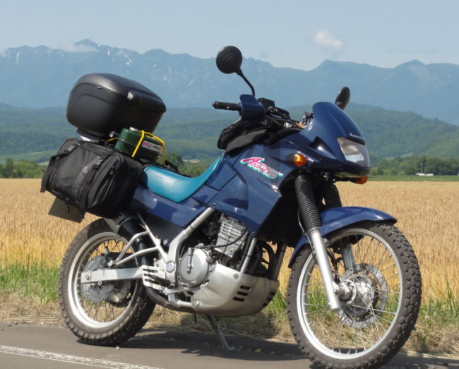 Фото японского мотоцикла Kawasaki модель KLE 250 темно-синего цвета