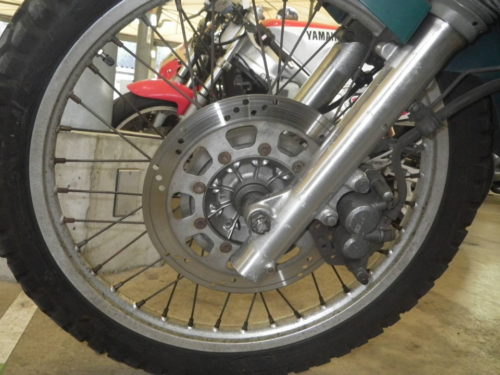 Гидравлический тормоз дискового типа на переднем колесе байка Kawasaki KLE 250
