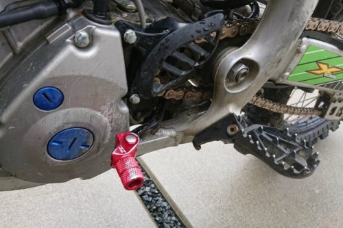 Рычаг переключения режимов работы коробки передач на Kawasaki KX250F