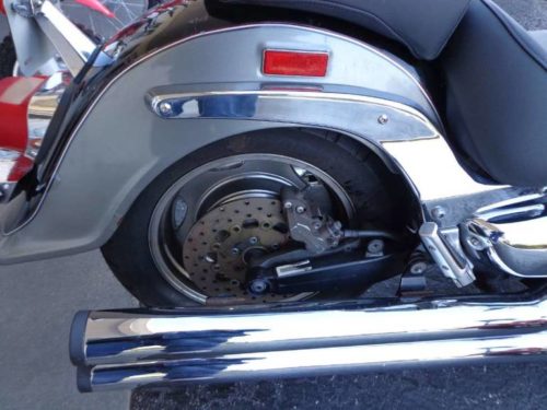 Тормозной диск на заднем колесе мотоцикла Suzuki Boulevard C90 (Т)
