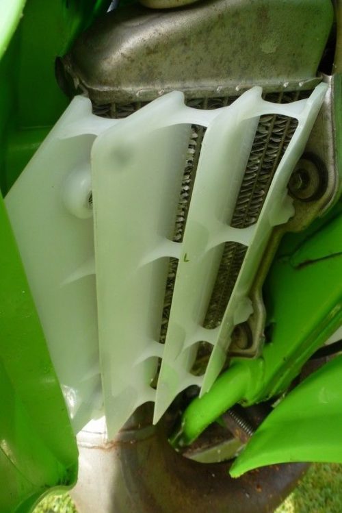 Пластиковые направляющие воздушного потока на радиаторе мотоцикла Kawasaki KX 250