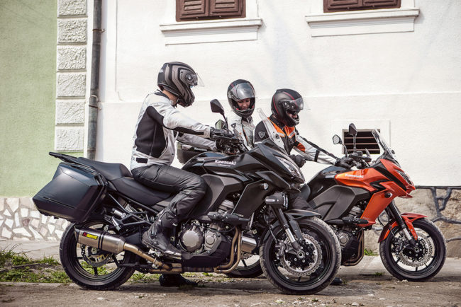 Две модели мотоцикла Kawasaki VERSYS 1000 с обтекателями разных цветов