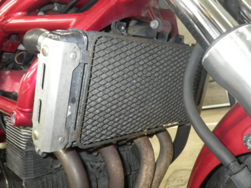 Радиатор жидкостной системы охлаждения на раме мотоцикла Suzuki GSF 400