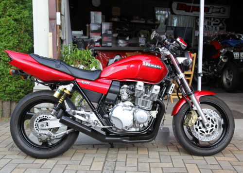 Красный топливный бак на мотоцикле Yamaha XJR 400 дорожного типа