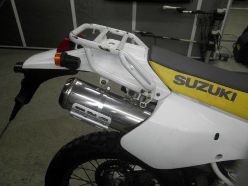 Облезлая краска на стоковом багажнике мотоцикла Suzuki Djebel 250