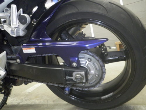 Металлический щиток над цепью мотоцикла Suzuki SV 1000
