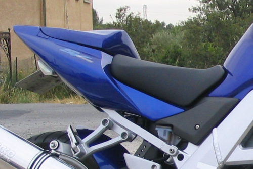 Пластиковый колпак вместо пассажирского сидения на байке Suzuki SV 1000
