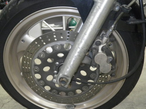 Дисковый тормоз на переднем колесе байка Honda Bros 650