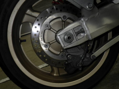 Заднее колесо мотоцикла Honda CB1300SF с дисковым тормозом