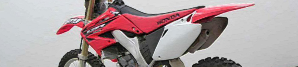 Honda CR125R 2005 года выпуска вид вблизи сбоку классическая расцветка ХОНДЫ