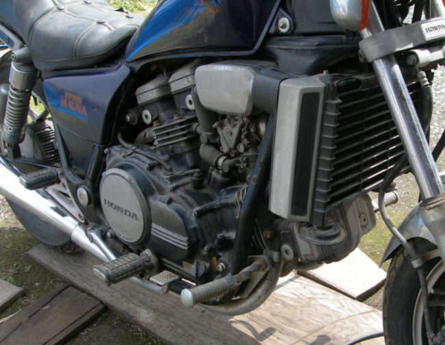 Двигатель с жидкостным охлаждением на раме мотоцикла Honda Magna 750