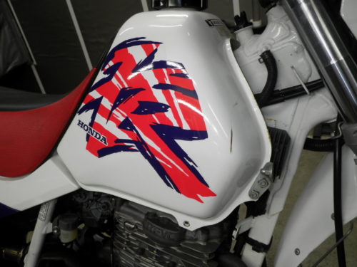 Бензобак на стальной раме мотоцикла Honda XR650L