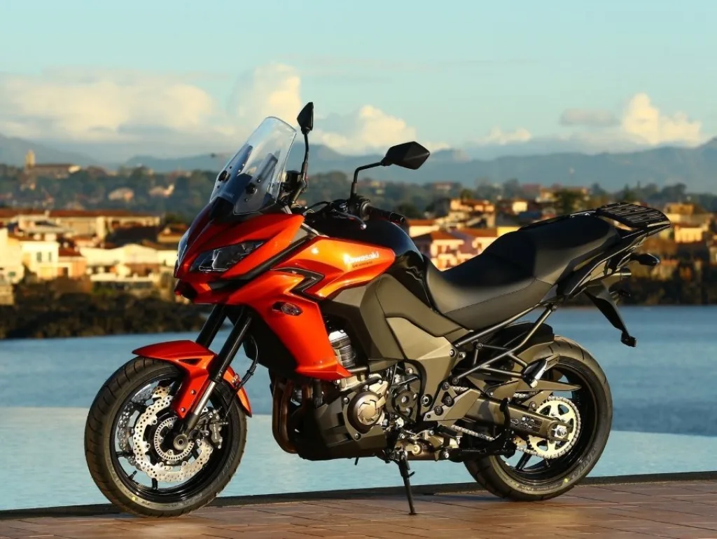 Красно-черный байк японского производства Kawasaki Versys 1000