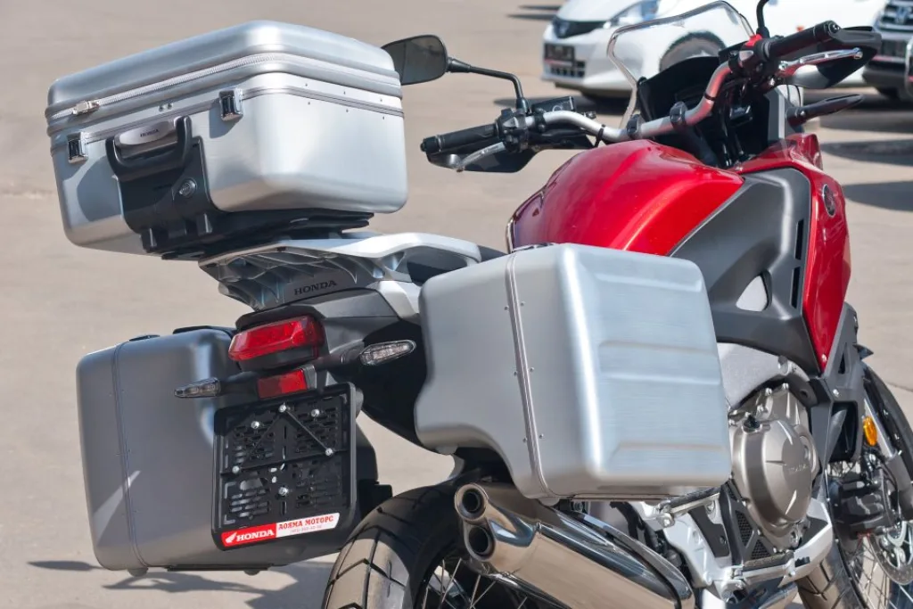Алюминиевые кофры в задней части мотоцикла Honda VFR1200X Crosstourer
